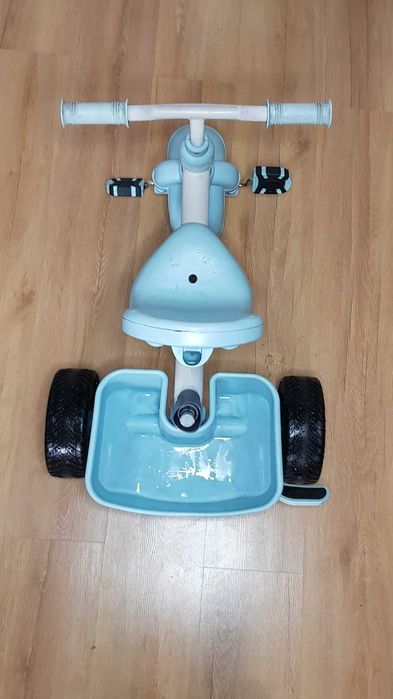 Niebieski rowerek trójkołowy z bagażnikiem dla dzieci Little Tikes