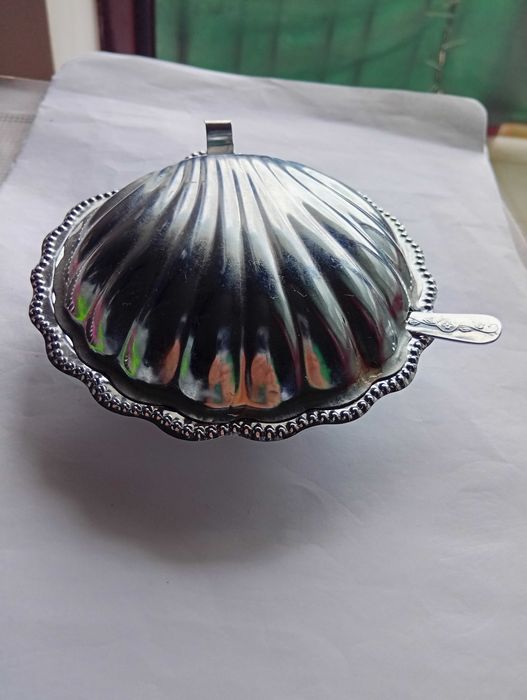 Manteigueira vintage, em forma de concha, com faca e vidro azul