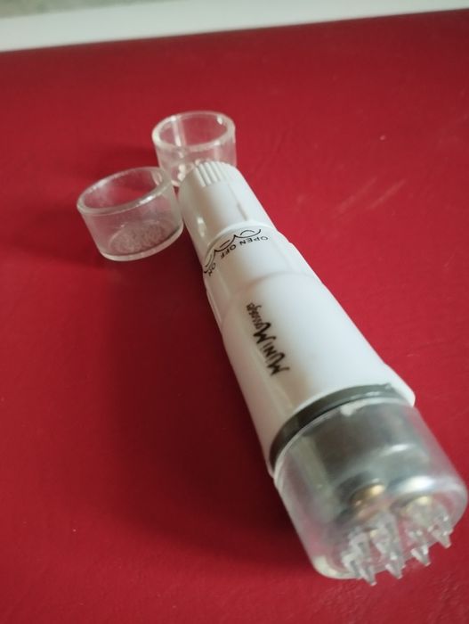 Міні масажер длінна 11см ціна200гр .три насадки на батарейки пишіть.