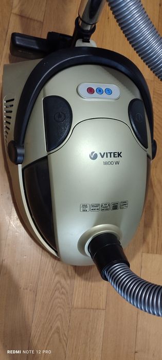 Пилосос Vitek.  .