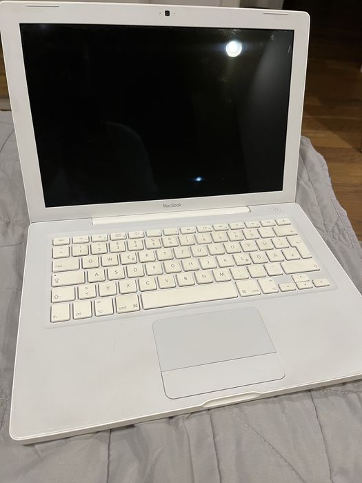 Macbook white A1181