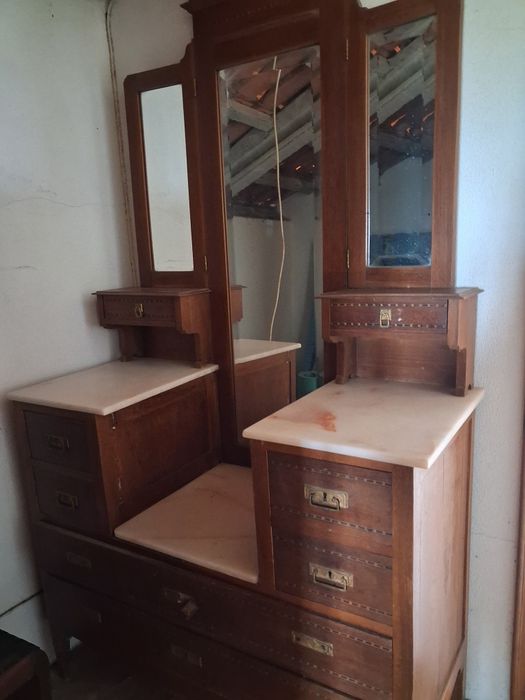 Cómoda muito antiga com pedras mármore