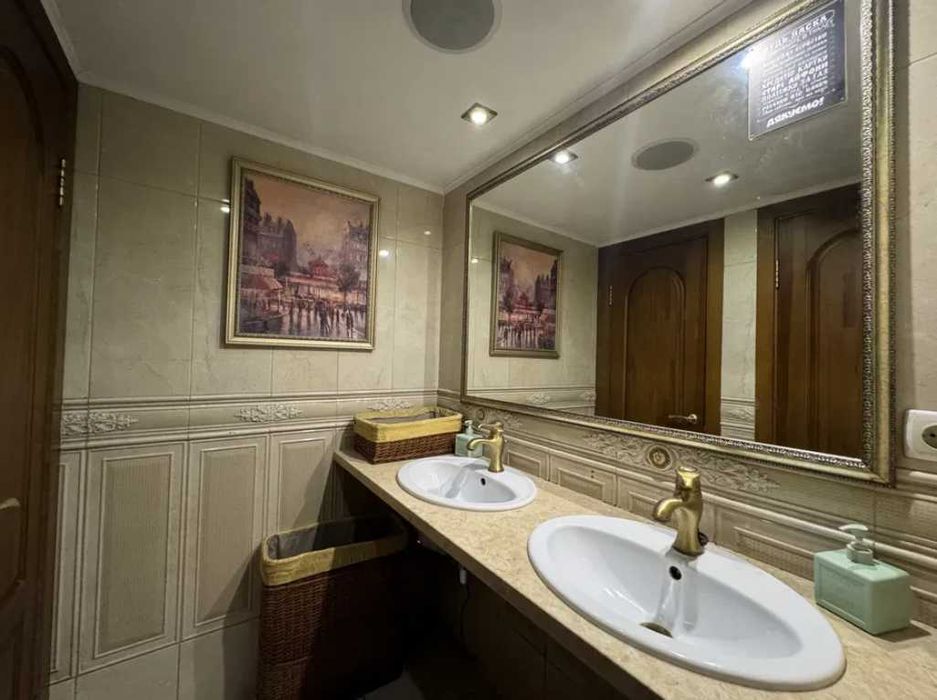 Фасадне приміщення 320 кв.м, літня Тераса, Центр, Саксаганского 129