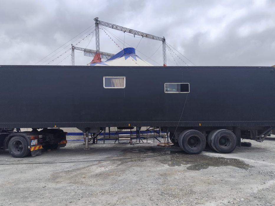 Reboque com devisoes de camata, cozinha e duche.