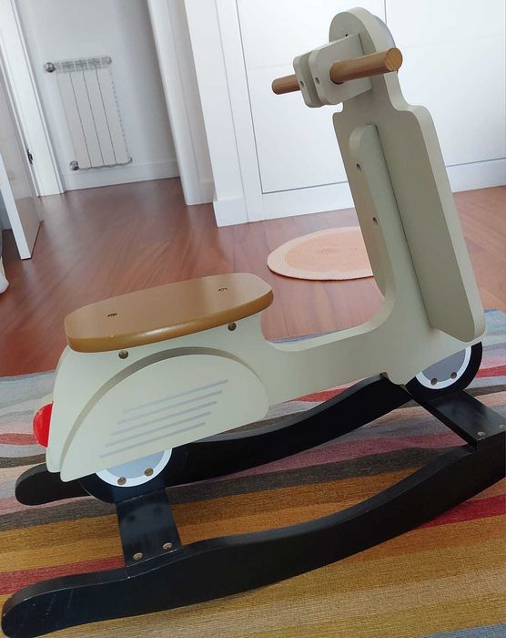 Cavalinho de baloiço criança scooter/ vespa