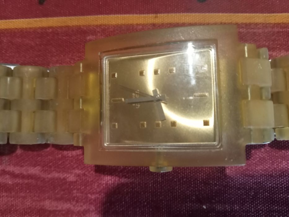 Dois relógios da marca Swatch, usados mas em perfeito estado.