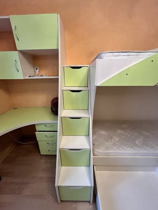 Коплект детской мебели .