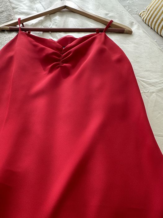 Lindo vestido ( para festa ou näo) vermelho  com tecido fluido .