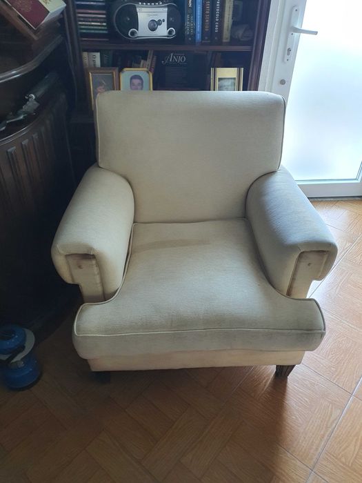 Sofa cama e Maple cor creme em bom estado