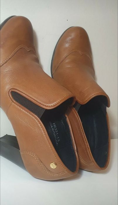 Sapato clássico em pele Hush Puppies em ótimo estado.