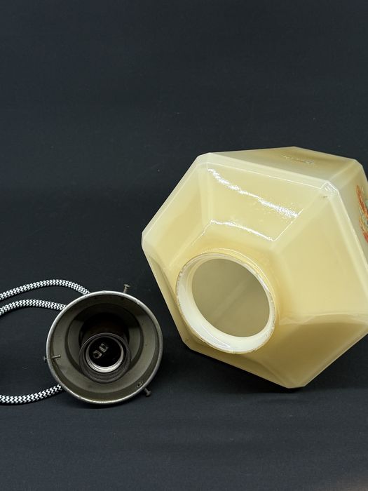 Lampa wisząca z kloszem ze szkła wazelinowego