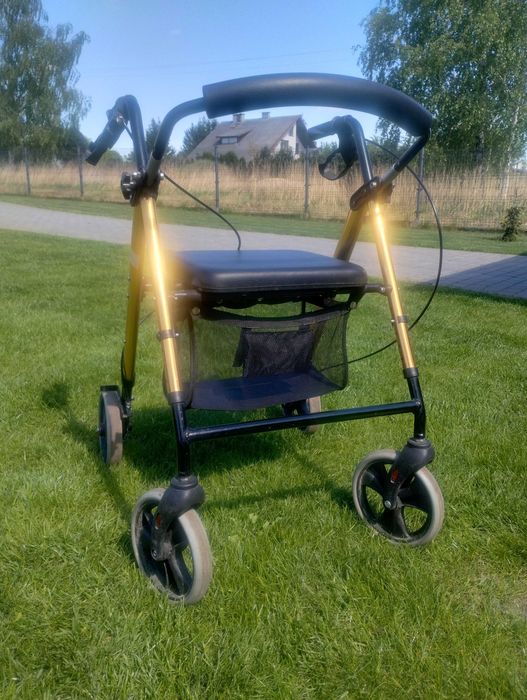 Balkonik Rehasense Explorer  z dużymi kołami.