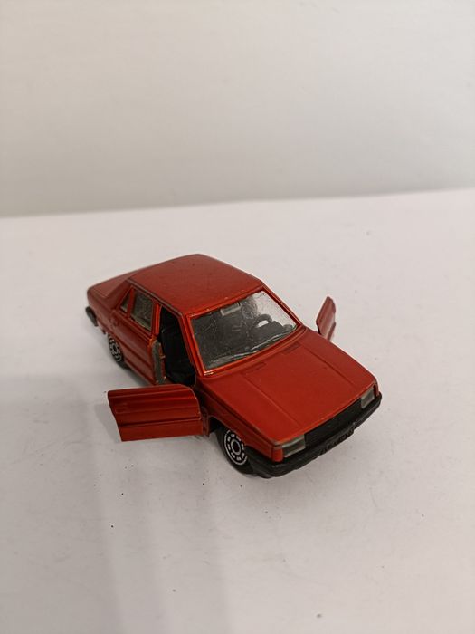 Resorak Renault 9 z serii Jet-Car firmy Norev.