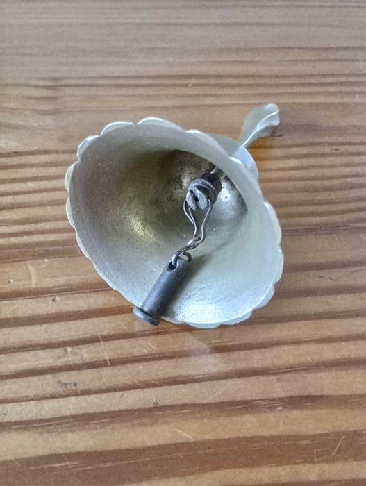 Stary dzwonek szkolny w ładnym stanie