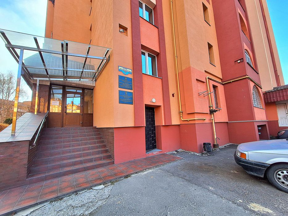 Продам офісні приміщення 115,3 кв.м  вул. К. Любомирського, 7