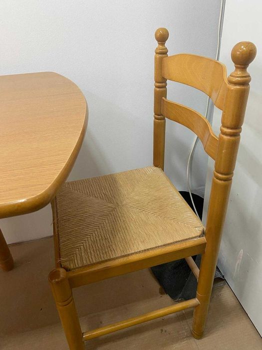 Mesa e 4 cadeiras em madeira de carvalho