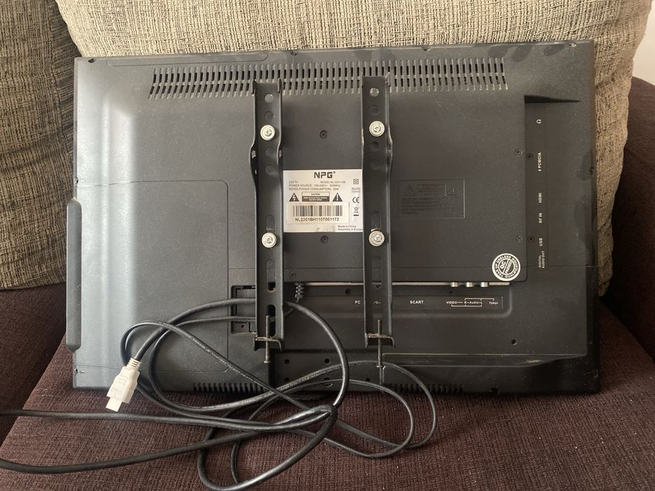 Vendo tv 22’  com suporte de parede