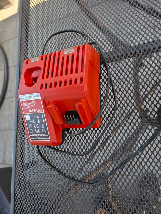 Milwaukee M12-18C – Ładowarka do akumulatorów M12 i M18