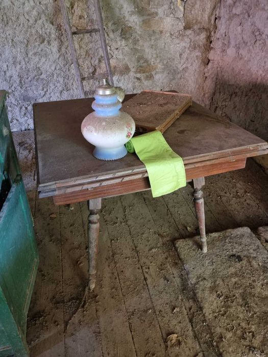 móveis: arca, mesa, cadeiras, bancos para restaurar