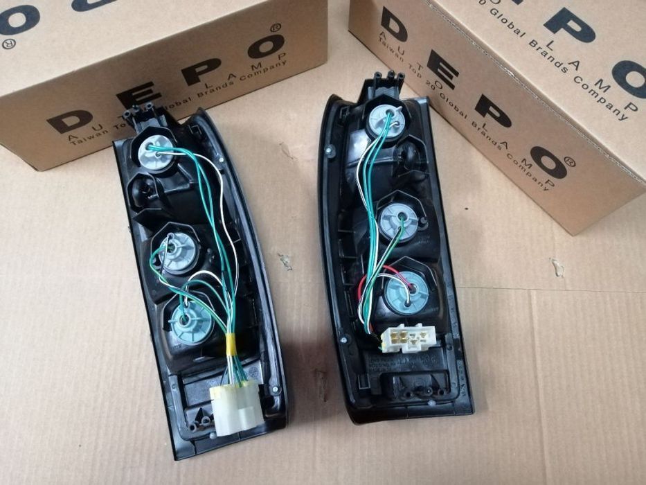 Par de farolins de trás Nissan Navara D22 NOVOS