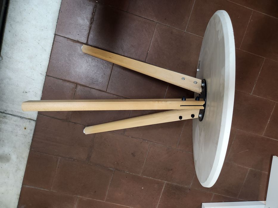 Mesa redonda de canto com 03 pés em madeira e com diâmetro  de 60 cm .