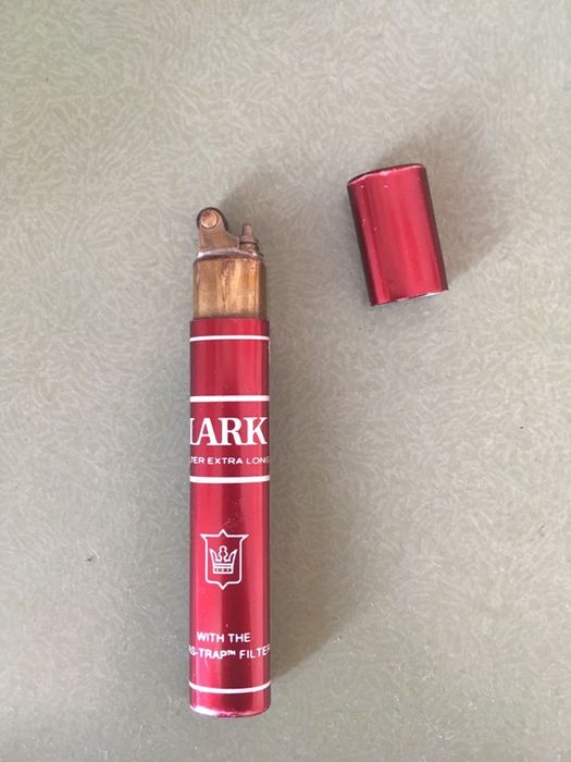 Isqueiro a gas vintage Publicidade "Lark"