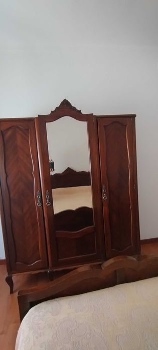 Quarto Completo Antigo em Madeira Maciça – Roupeiro, Cama, Cómoda e Mesas de Cabeceira
