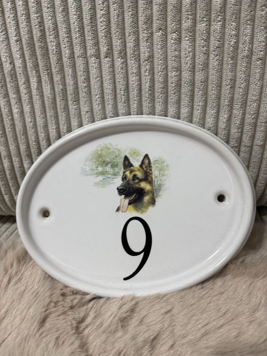 ceramiczna tabliczka z numerem domu