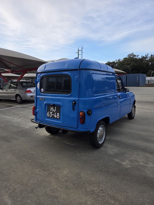 Renault 4F restaurada.