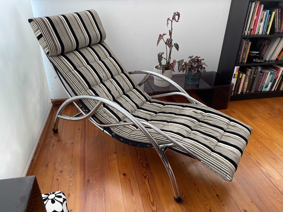 Chaise Longue Ajustável em Veludo Listrado e Estrutura Cromada