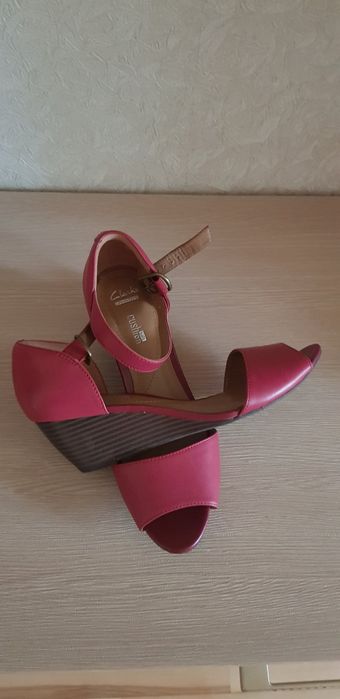 Фирменные кожаные босоножки Clarks 39р.