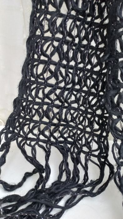 Cachecol malha preta trabalhada e com um fio prateado