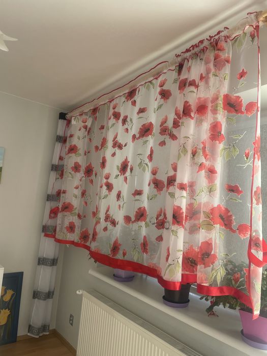 Firana z lambrekinem w czerwone maki