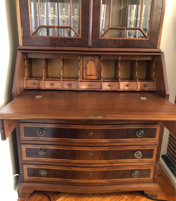 Estante antiga com escrivaninha em madeira e vidro