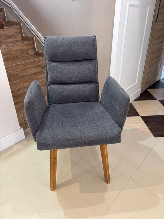 Szary fotel obrotowy