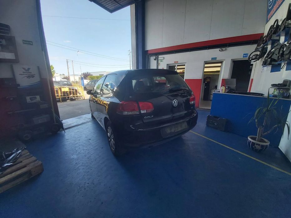 Volkswagen Golf VI 1.6 TDI de 2008 ás peças.