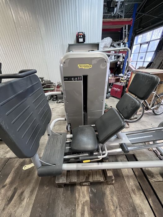 Zestaw 15 maszyn Technogym z serii- Element