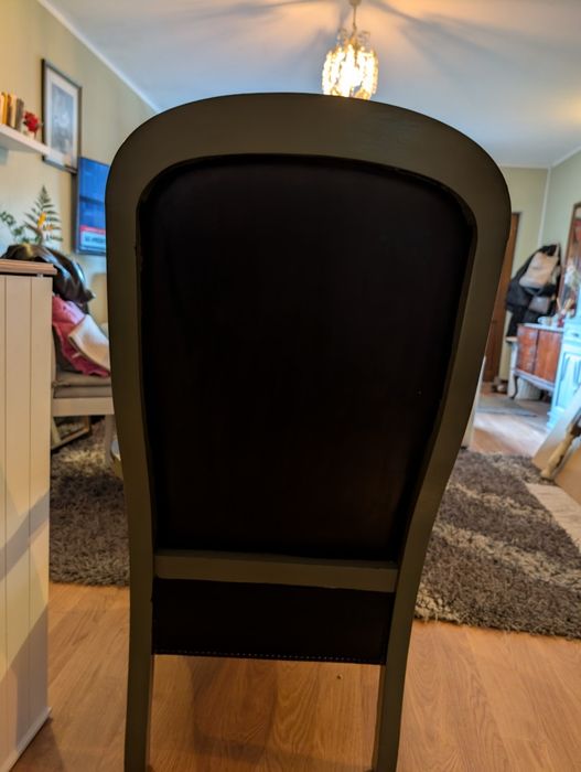 Cadeirão todo em pele, antigo e restaurado