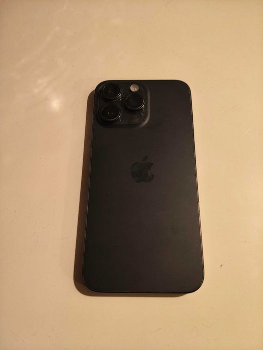 iPhone 15 (para peças, em perfeito estado).