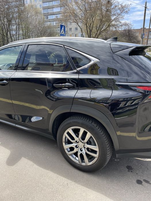 Автомобіль LEXUS