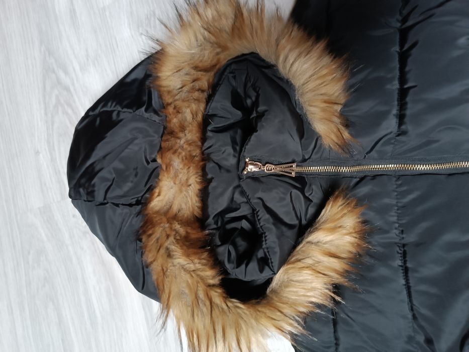 Kurtka zimowa z kapturem ocieplana czarna pikowana kurteczka S-M