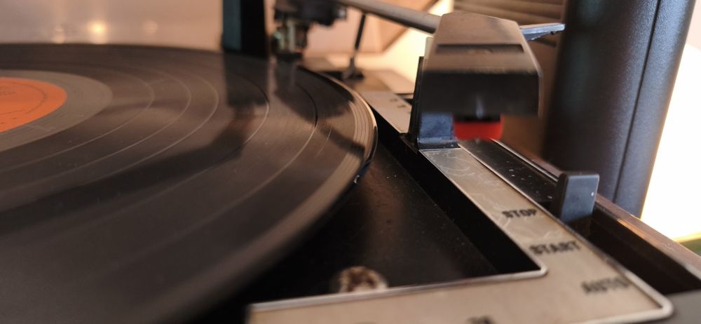 Leitor de discos vinil ( Gira Discos )