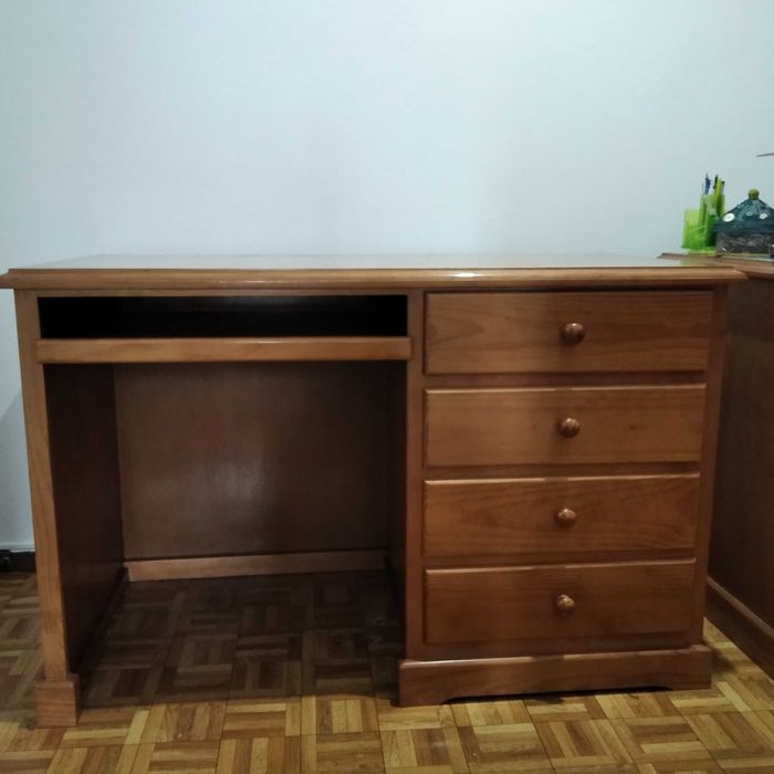 Secretaria em madeira de castanho com pouco uso.