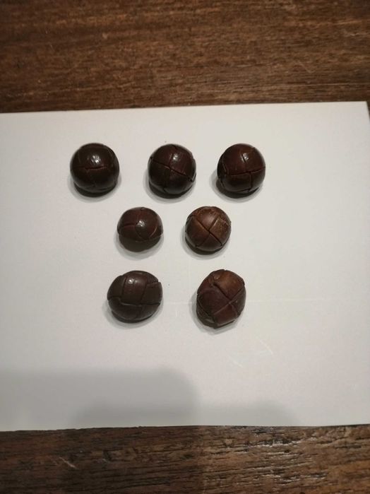 Botões castanhos