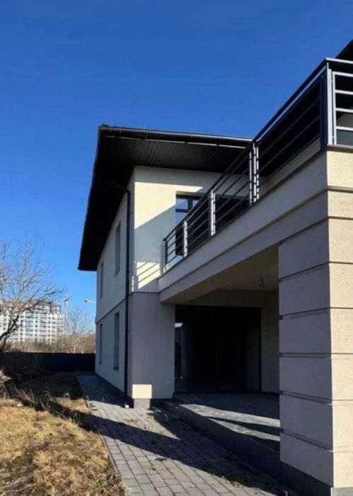 Будинок поруч Міського Озера з зем. ділянкою 9 сот.