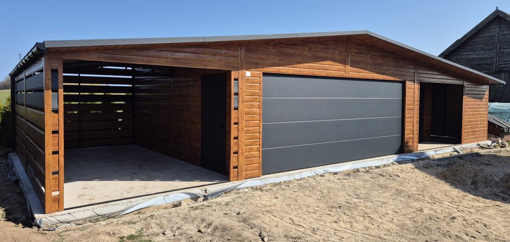 Garaż blaszany drewnopodobny 14m x 6m z pomieszczeniem gospodarczym i wiatką panelową nowoczesne garaże blaszane Producent Gregor