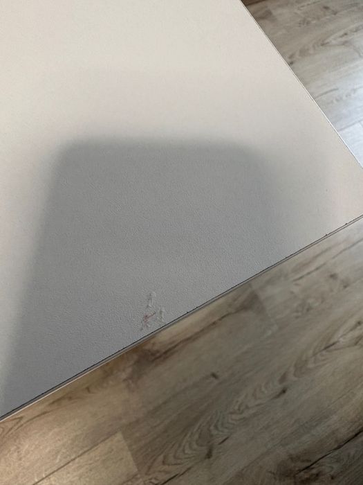 Białe biurko na 4 nóżkach