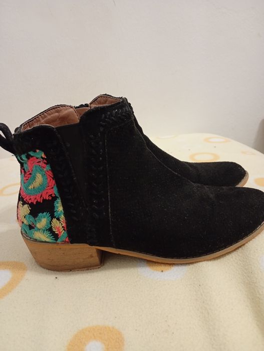 Botas pretas até ao tornozelo