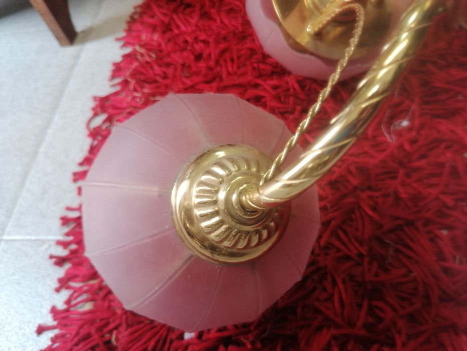 Candeeiro de tecto em vidro rosa

A levantar em Lisboa, Graça.