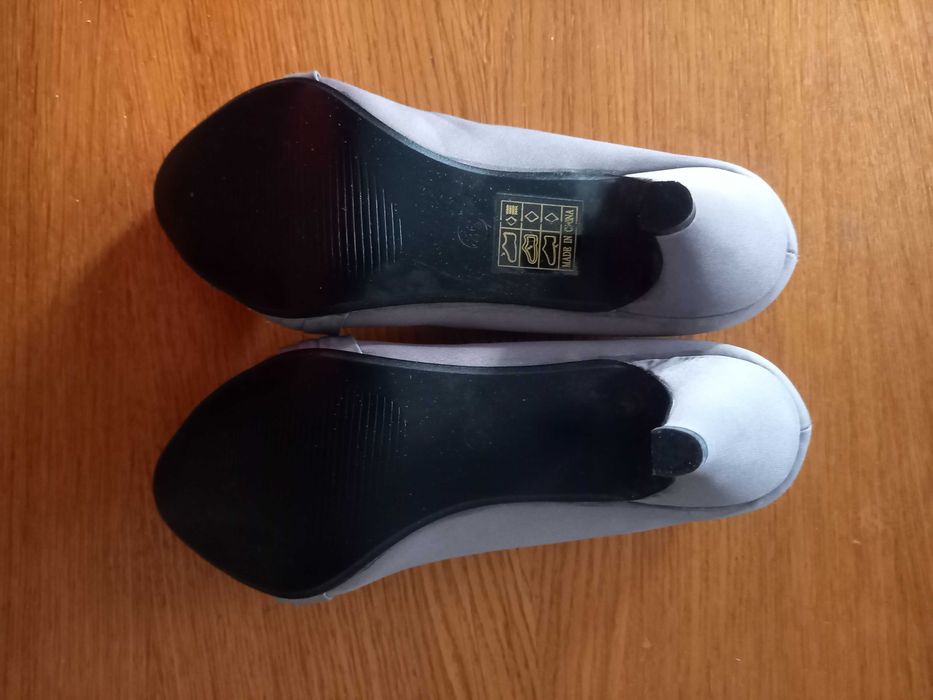 Sapatos cinzentos de cerimónia